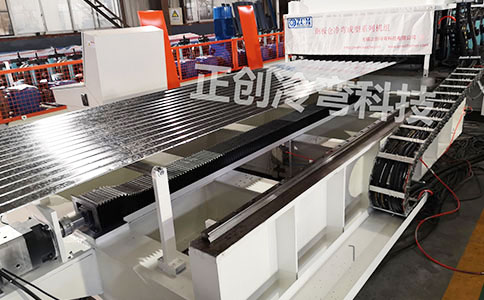 車廂板成型機(jī)所具備的特點